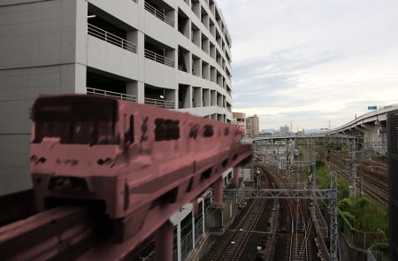 黒崎駅に到着するモノレールのイメージ