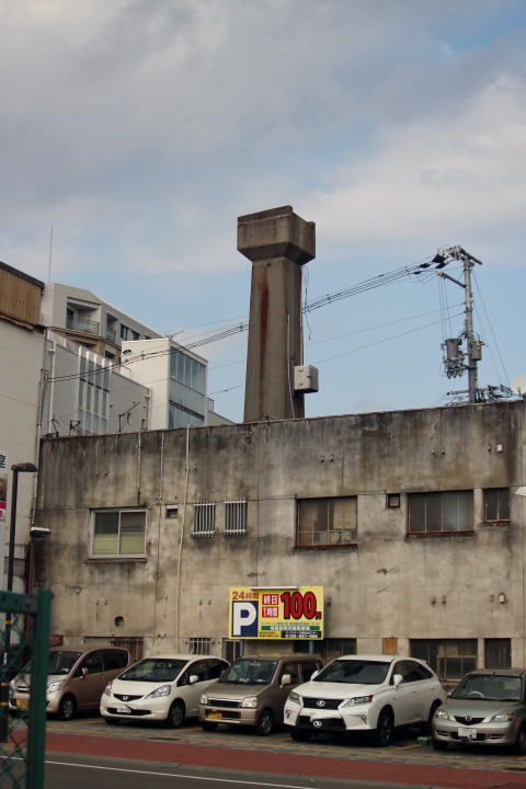 姫路駅跡付近に残る姫路市営モノレールの支柱跡