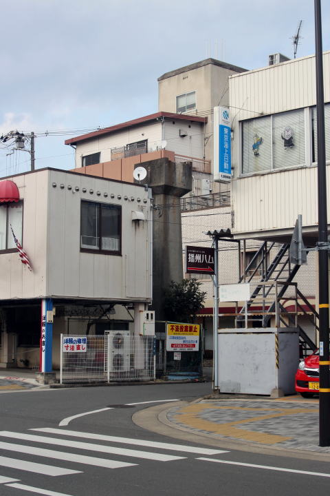 姫路駅跡付近に残るモノレールの支柱跡