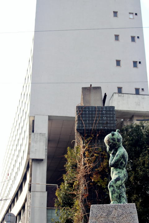 姫路モノレール大将軍駅前に建つ女の子の像