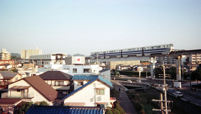 北九州モノレール朝の志井駅を撮影