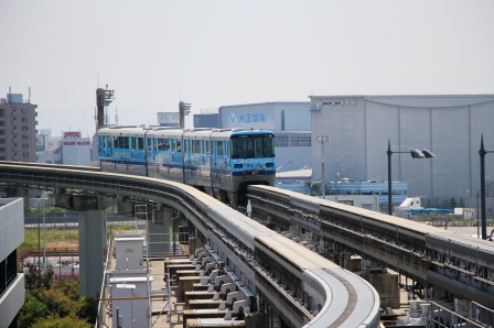 大阪モノレール大阪空港駅に到着するモノレール車両
