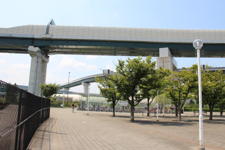 大阪モノレール門真南駅前広場より見た門真南ジャンクション