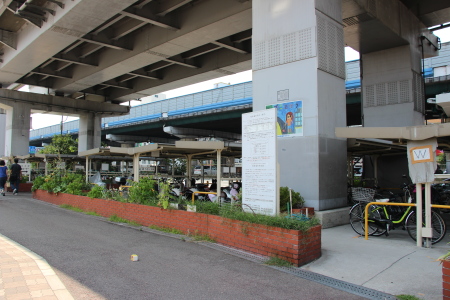 大阪モノレール門真市駅分岐器下に設置された自転車置き場