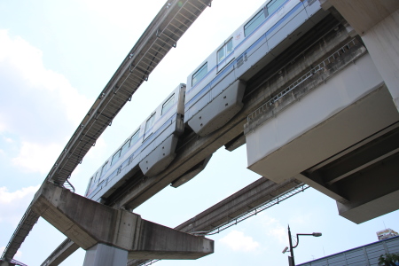 大阪モノレール門真市駅先の折り返し線をゆくモノレール車両
