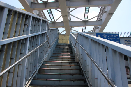大阪モノレール門真市駅軌道末端部分下に設置された歩道橋
