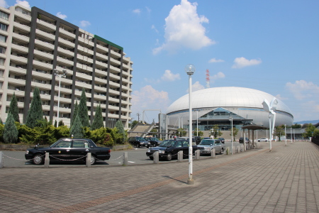 大阪モノレール 門真南駅前広場よりなみはやドームを見る