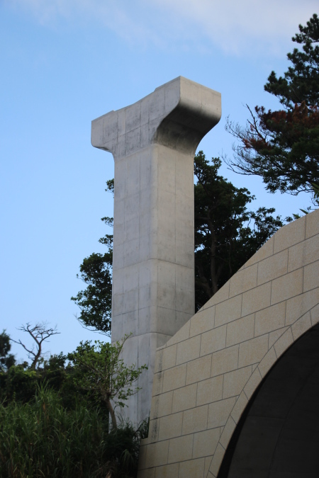 前田トンネル脇に建つゆいレールの支柱