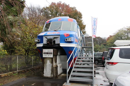 湯の華アイランドに展示されているモノレール車両