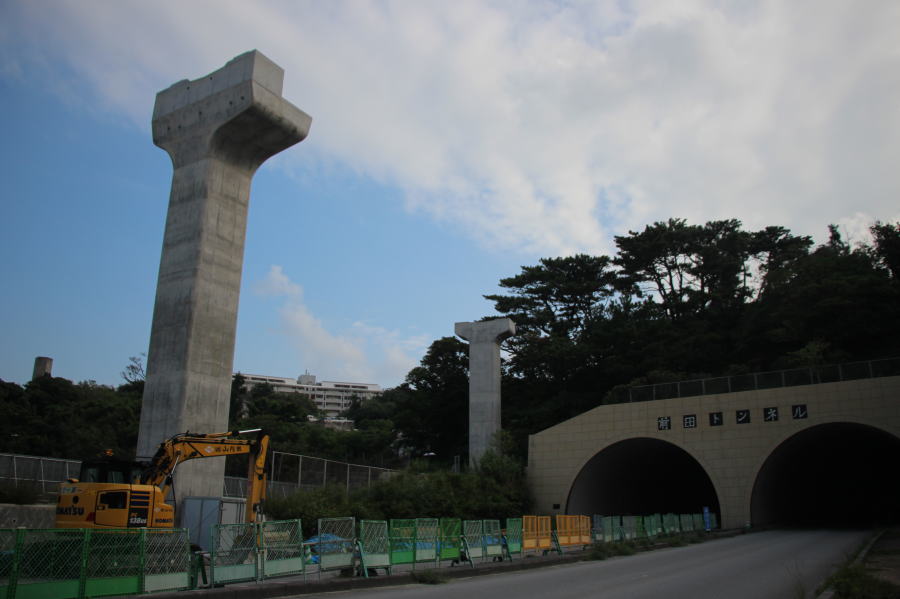 前田トンネル前に建つゆいレールの支柱
