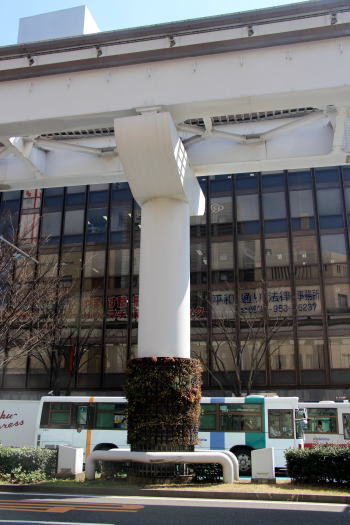 旧小倉駅付近のモノレール支柱　現在の様子