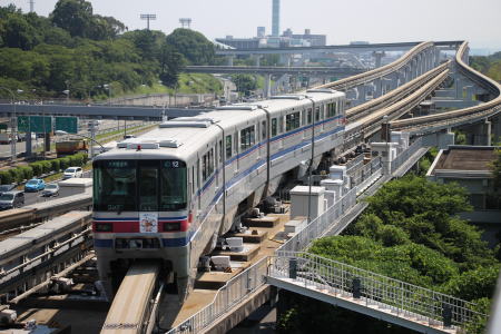 万博記念公園駅付近を走行する大阪モノレール