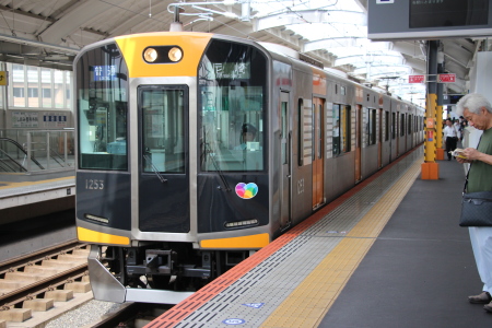 若江岩田駅を出発する阪神車両