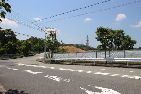 茨木サニータウンとの交点、モノレール軌道は写真奥。