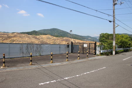 茨木サニータウン管理道路より大阪モノレール山手台車庫側面を見る。