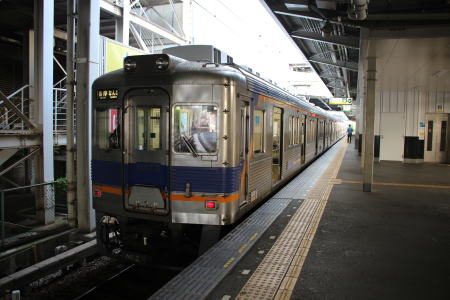 南海電鉄堺東駅を出発する南海車両
