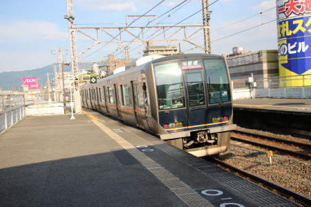 JR片町線鴻池新田駅を発車する列車