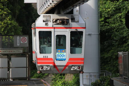 湘南モノレール500形車両湘南江ノ島駅にて