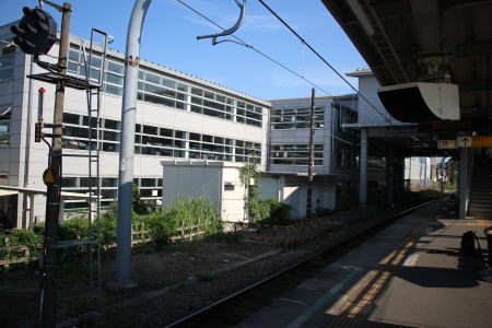 箱根ヶ崎駅ホームより新青梅街道方面を見る