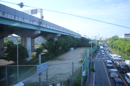 JR学研都市線の車窓からみた鴻池新田駅建設予定位置