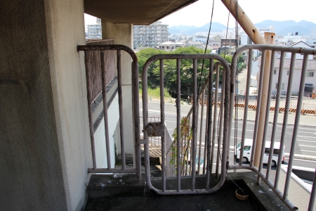 姫路市営モノレール手柄山駅側の非常階段部分