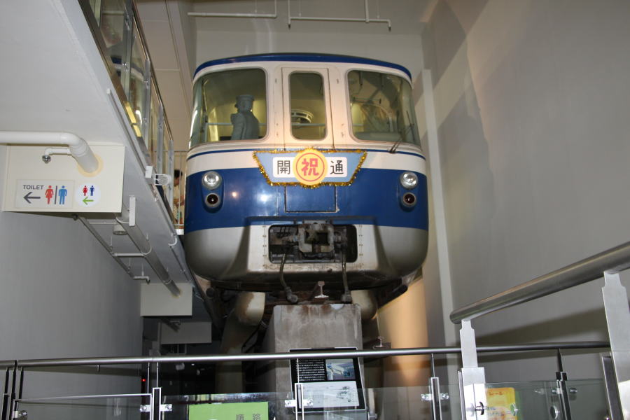 下部より撮影した姫路モノレール車両