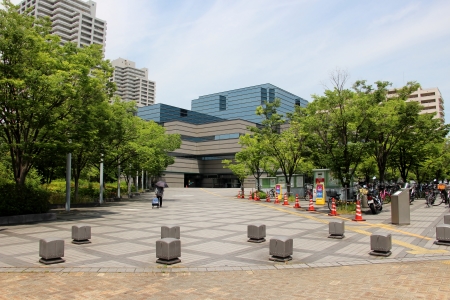 大阪府立中央図書館正面広場