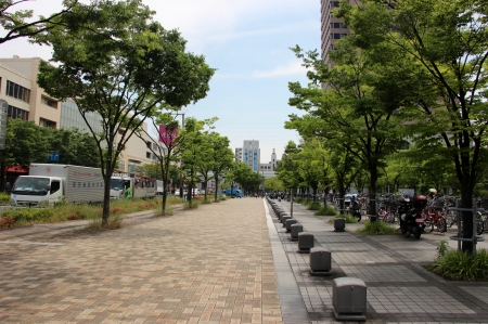 大阪モノレール荒本駅の付近の歩道