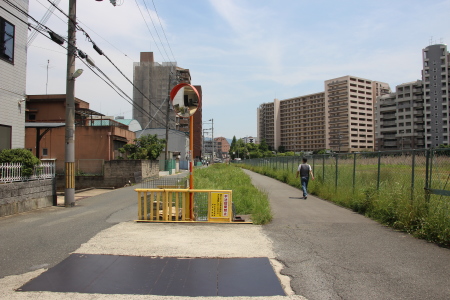 東大阪市道路中央部分には用水路が設置されている。