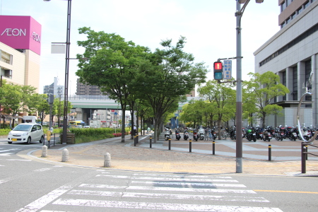 東大阪市役所脇の交差点