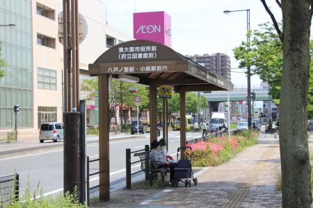 東大阪市役所脇のバス停