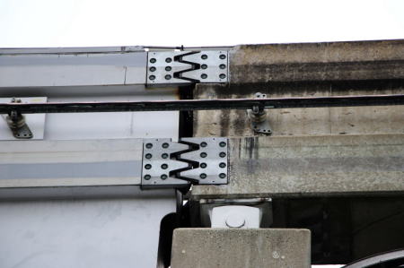 北九州モノレールにおけるPC軌道桁および鋼軌道桁間のフィンガープレート