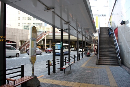 町田駅前のペデストリアンデッキへ上る階段