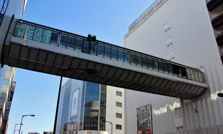 多摩モノレール町田駅予定位置付近に設置されるクリスタルブリッジ