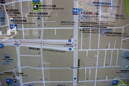 多摩モノレール町田駅および原町田5丁目付近を示す案内板