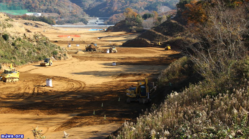 大阪モノレール彩都線山手台車庫区域の造成工事の様子