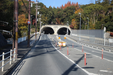 トンネルを抜けると大阪モノレール山手台車庫区画が近づきます。