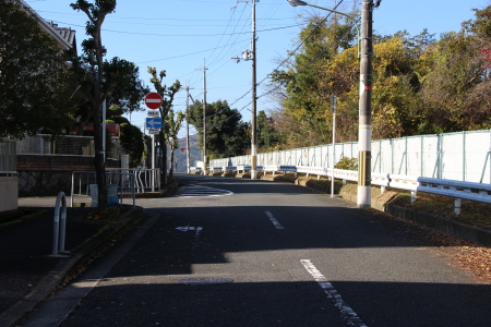 大阪モノレール彩都線山手台車庫に平行する茨木サニータウン