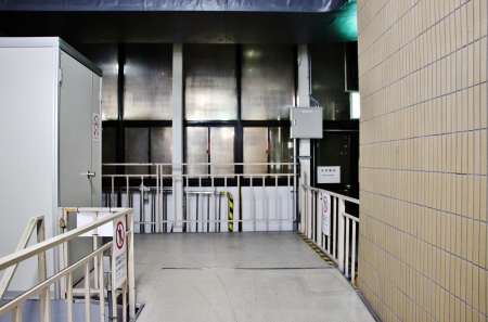 東京モノレール浜松町駅東京駅方向非常階段側壁面