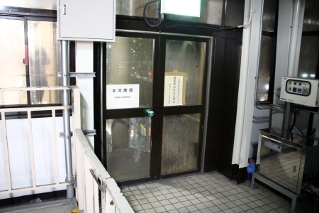 東京モノレール浜松町駅東京駅方向壁面ドア