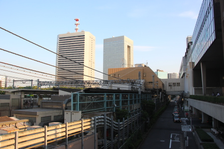 東京モノレール浜松町駅北口より見た浜松町駅の様子