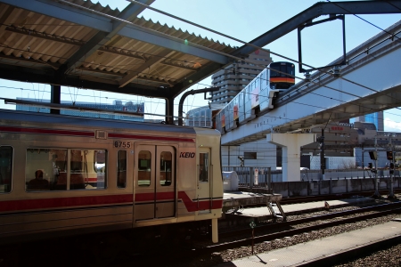 多摩モノレールと京王多摩センター駅