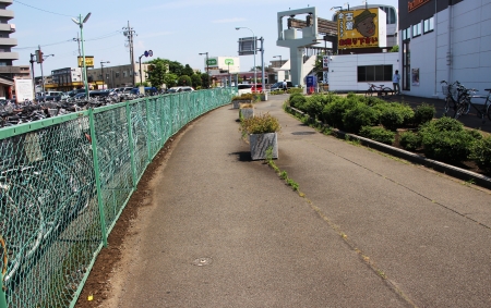 多摩モノレール箱根ヶ崎延伸ルート下の歩道