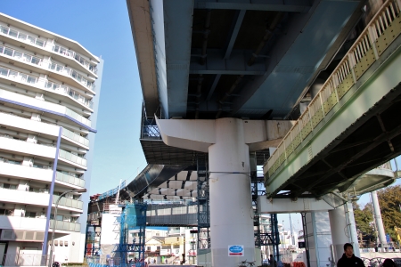 現在の金沢シーサイドライン金沢八景駅駅舎下部