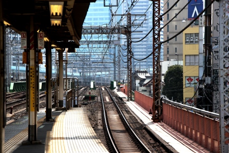 新橋駅ホームより東京モノレール浜松町駅方向を見る