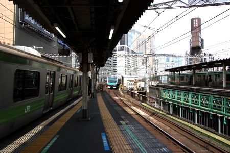 新橋駅ホームより東京モノレール延伸ルート東京駅方向を見る