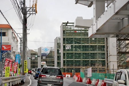 浦添前田駅先に設置される支柱