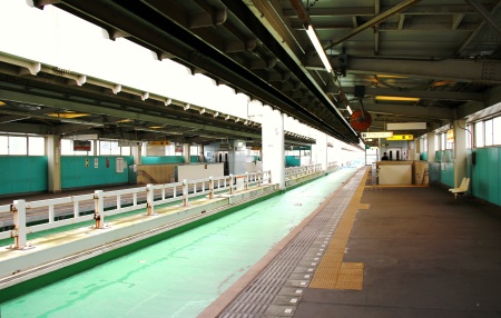 穴川駅のホーム全景
