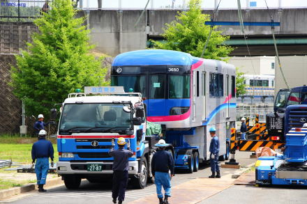 軌道桁設置を待つ大阪モノレール新型車両3000系