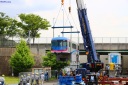 クレーンで吊られる大阪モノレール新型車両3000系